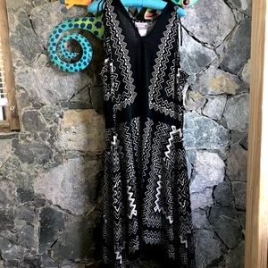 Polyester spandex Black and white zig zag pattern fitted dress size XL